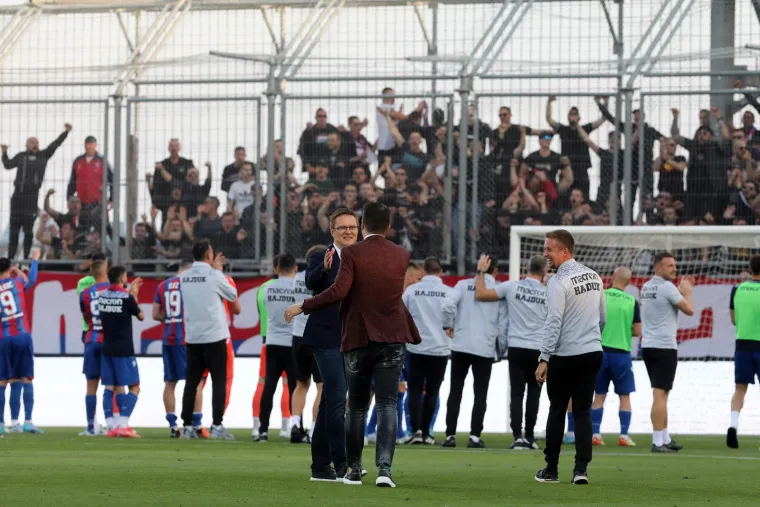 Slavlje Hajduka na Rujevici. Torcida u svom stilu proslavila približavanje Dinamu na ljestvici, sve se jasno čulo na TV-u