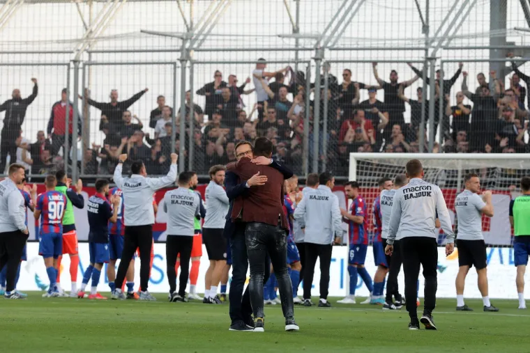 Slavlje Hajduka na Rujevici. Torcida u svom stilu proslavila približavanje Dinamu na ljestvici, sve se jasno čulo na TV-u