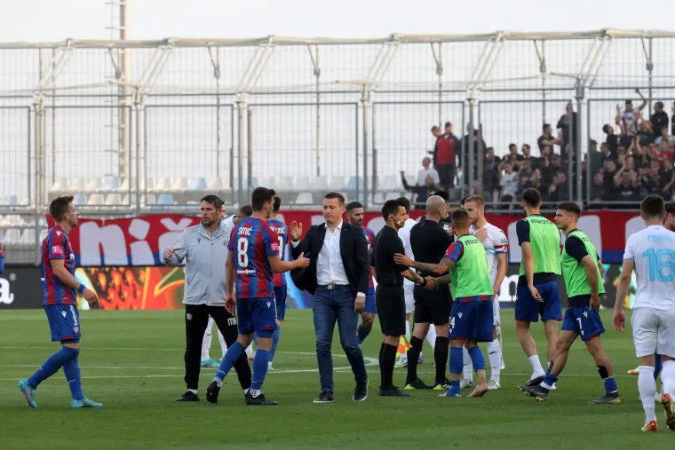 Slavlje Hajduka na Rujevici. Torcida u svom stilu proslavila približavanje Dinamu na ljestvici, sve se jasno čulo na TV-u