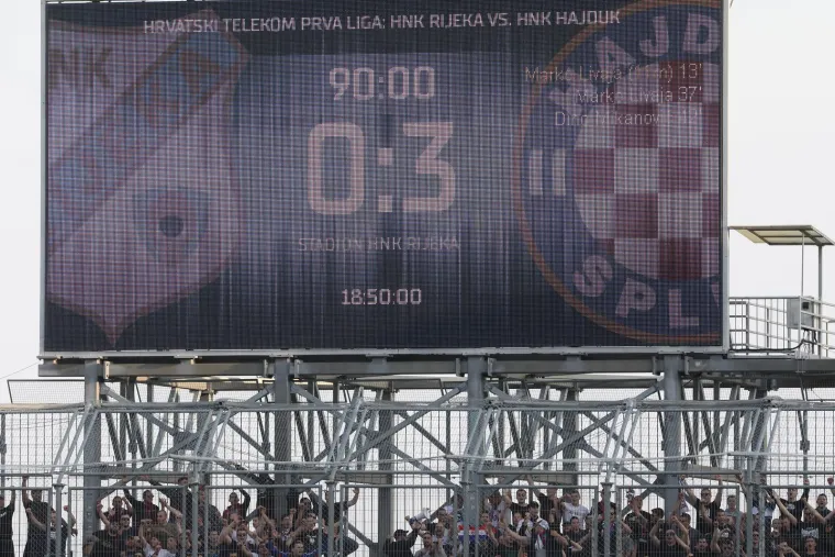 Slavlje Hajduka na Rujevici. Torcida u svom stilu proslavila približavanje Dinamu na ljestvici, sve se jasno čulo na TV-u