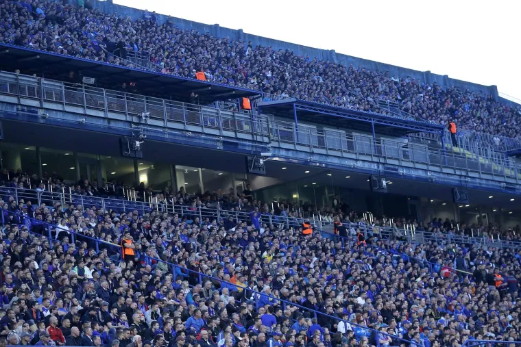 Veličanstvena atmosfera. Pune tribine, prekrižena Mamićeva glava, baklje, zastave, ekipa