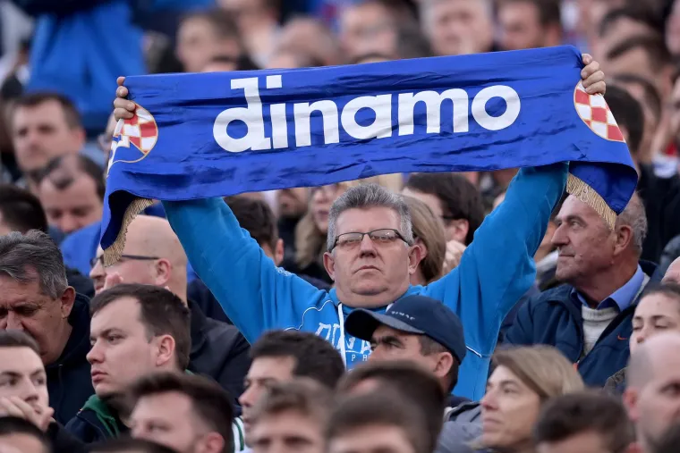 Veličanstvena atmosfera. Pune tribine, prekrižena Mamićeva glava, baklje, zastave, ekipa