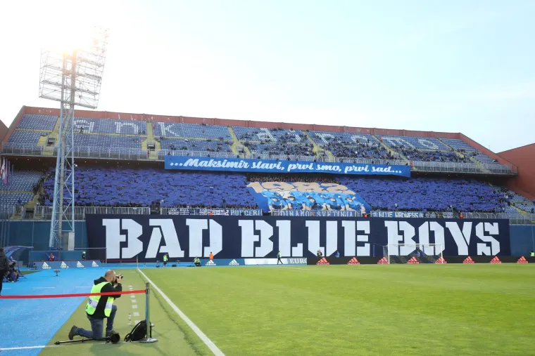 Veličanstvena atmosfera. Pune tribine, prekrižena Mamićeva glava, baklje, zastave, ekipa