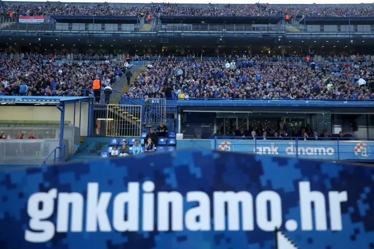 Veličanstvena atmosfera. Pune tribine, prekrižena Mamićeva glava, baklje, zastave, ekipa