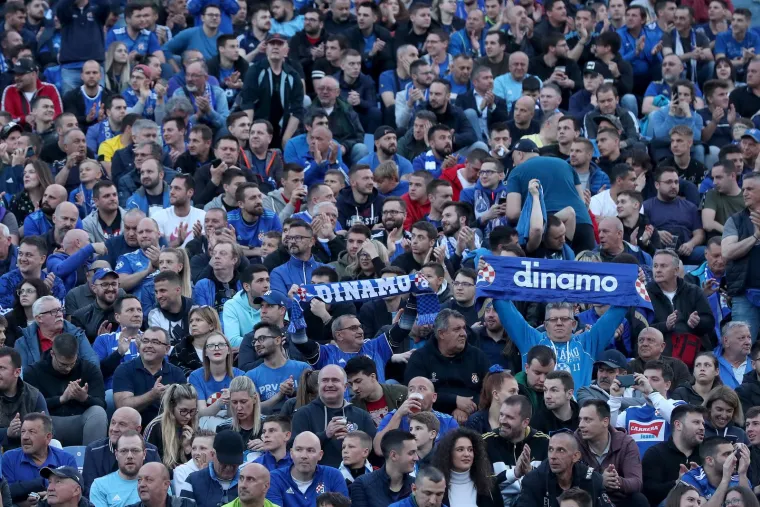 Veličanstvena atmosfera. Pune tribine, prekrižena Mamićeva glava, baklje, zastave, ekipa
