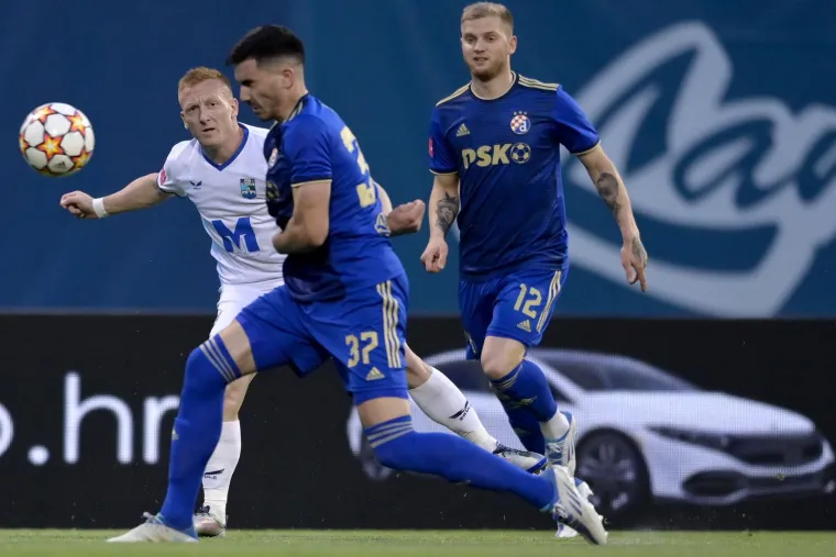 Veličanstvena atmosfera. Pune tribine, prekrižena Mamićeva glava, baklje, zastave, ekipa