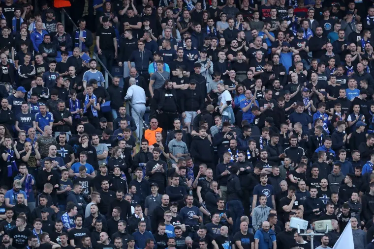 Veličanstvena atmosfera. Pune tribine, prekrižena Mamićeva glava, baklje, zastave, ekipa