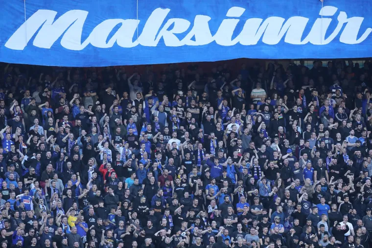 Veličanstvena atmosfera. Pune tribine, prekrižena Mamićeva glava, baklje, zastave, ekipa