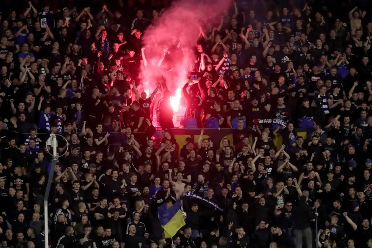 Veličanstvena atmosfera. Pune tribine, prekrižena Mamićeva glava, baklje, zastave, ekipa