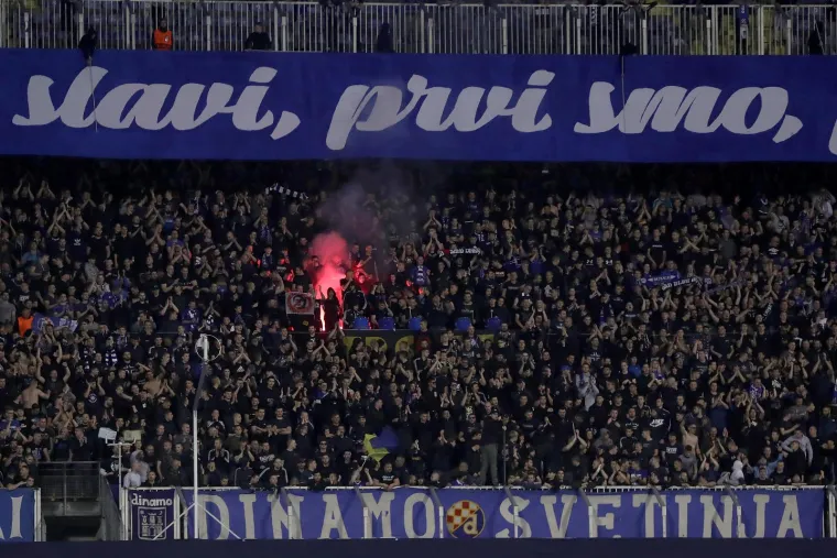 Veličanstvena atmosfera. Pune tribine, prekrižena Mamićeva glava, baklje, zastave, ekipa