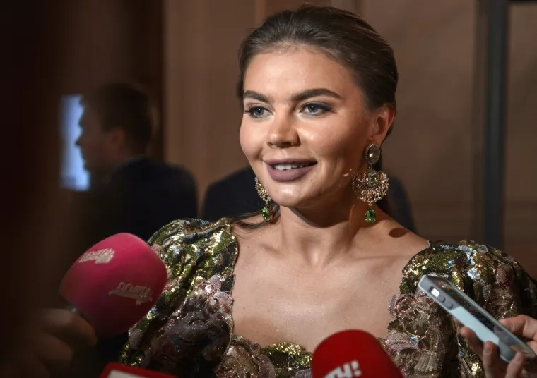 Putin je dugo poricao vezu s Kabaevom, koja sada ima 38 godina. Sakrio je navodno tajnu obitelj od javnosti i nije bio prisutan ni na jednom porođaju. Jedno vrijeme se čak sugeriralo da je drugo dijete blizanac. Ovaj podatak također ukazuje da je Kabaeva tajna ruska prva dama.