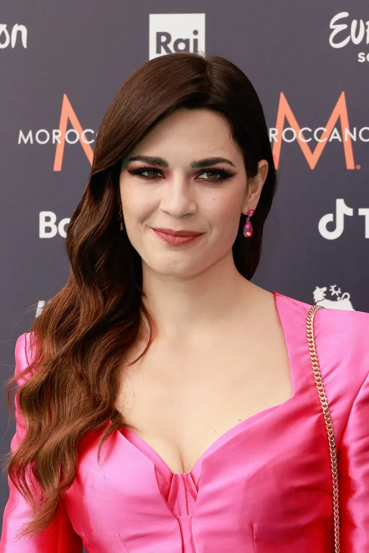 Mia Dim&scaron;ić napravila pomutnju na 'plavom' tepihu Eurosonga, zabljesnula je kao dijamant u skroz netipičnom izdanju za nju