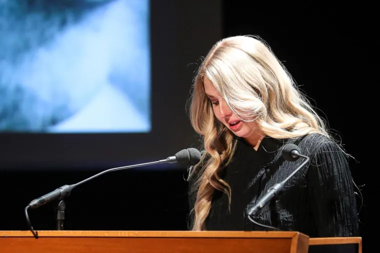 Maja Lena Lopatny u suzama se oprostila od oca, trofejnog vaterpolista Ronalda Lopatnyja. Mia Begović bila joj je bila velika podrška
