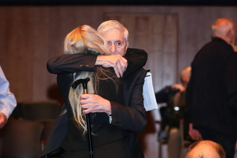 Maja Lena Lopatny u suzama se oprostila od oca, trofejnog vaterpolista Ronalda Lopatnyja. Mia Begović bila joj je bila velika podrška
