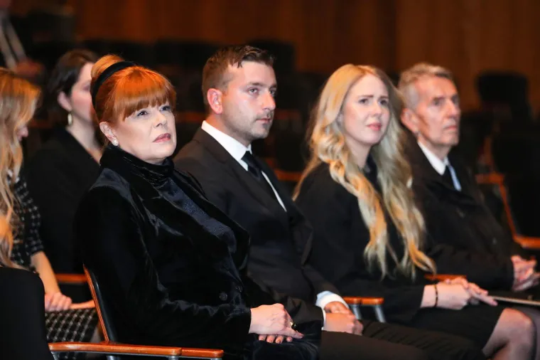 Maja Lena Lopatny u suzama se oprostila od oca, trofejnog vaterpolista Ronalda Lopatnyja. Mia Begović bila joj je bila velika podrška