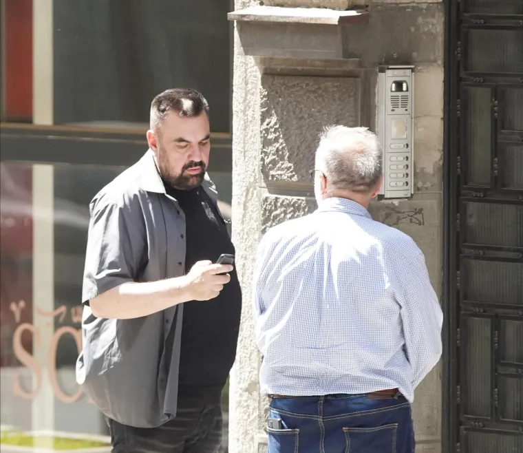 &ldquo;Vidoje je preminuo u Beogradu. Imao je zakazanu masažu. Pojavio se na njoj, nakon nekog vremena mu je pozlilo, odmah su ljudi iz salona zvali Hitnu pomoć, ali su oni mogli da konstatirati smrt. Potom su pozvali porodicu Vidoja i javili im da je preminuo. Veliki broj policajaca je iza&scaron;lo na teren&rdquo;, rekao je izvor za Blic.
