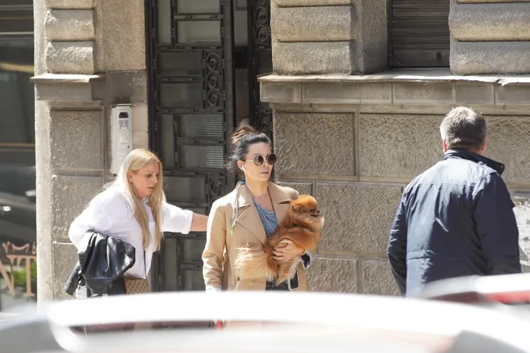 Nikolina Ristović je shrvana: Snimljena je dok je izlazila iz stana u kojem su ona i Vidoje boravili u Beogradu