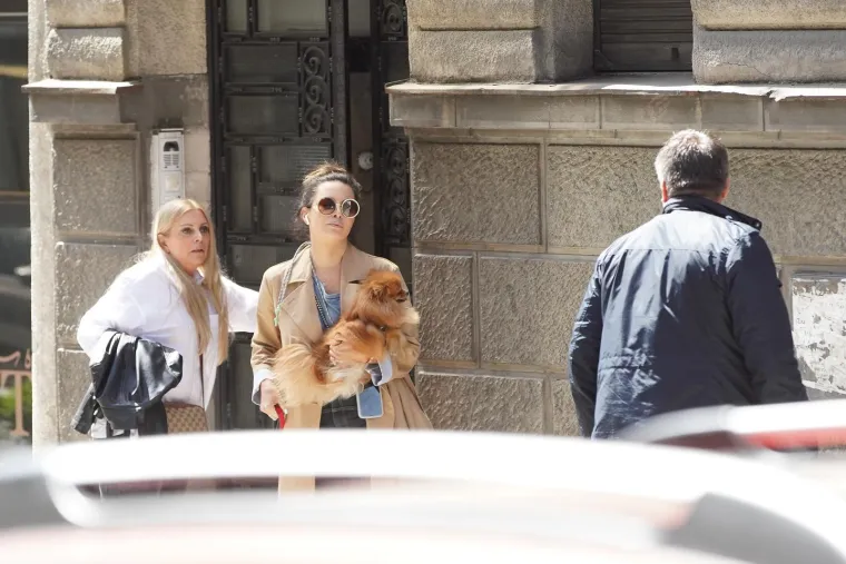 Nikolina Ristović je shrvana: Snimljena je dok je izlazila iz stana u kojem su ona i Vidoje boravili u Beogradu