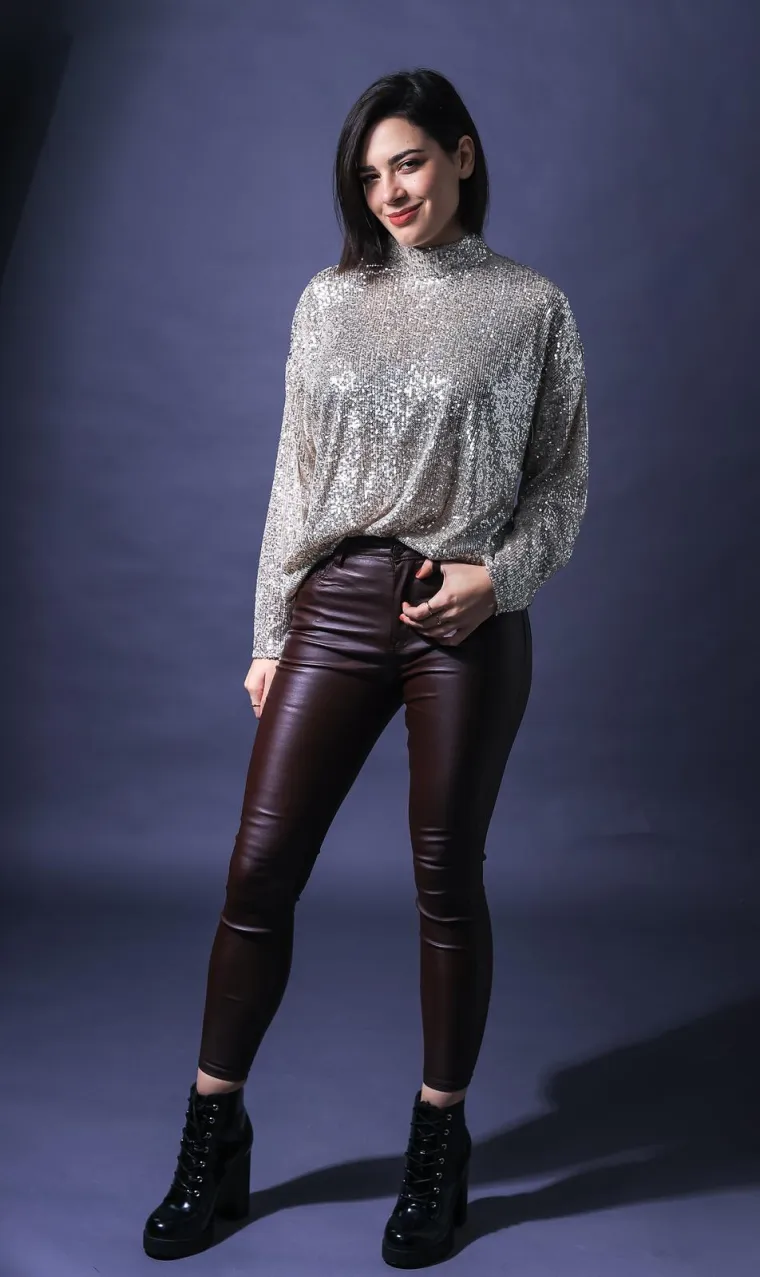 Mia Dim&scaron;ić napravila pomutnju na 'plavom' tepihu Eurosonga, zabljesnula je kao dijamant u skroz netipičnom izdanju za nju