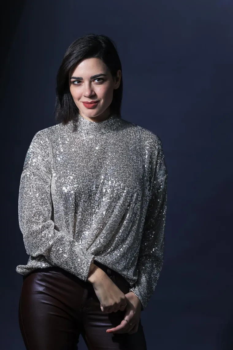 Mia Dim&scaron;ić napravila pomutnju na 'plavom' tepihu Eurosonga, zabljesnula je kao dijamant u skroz netipičnom izdanju za nju