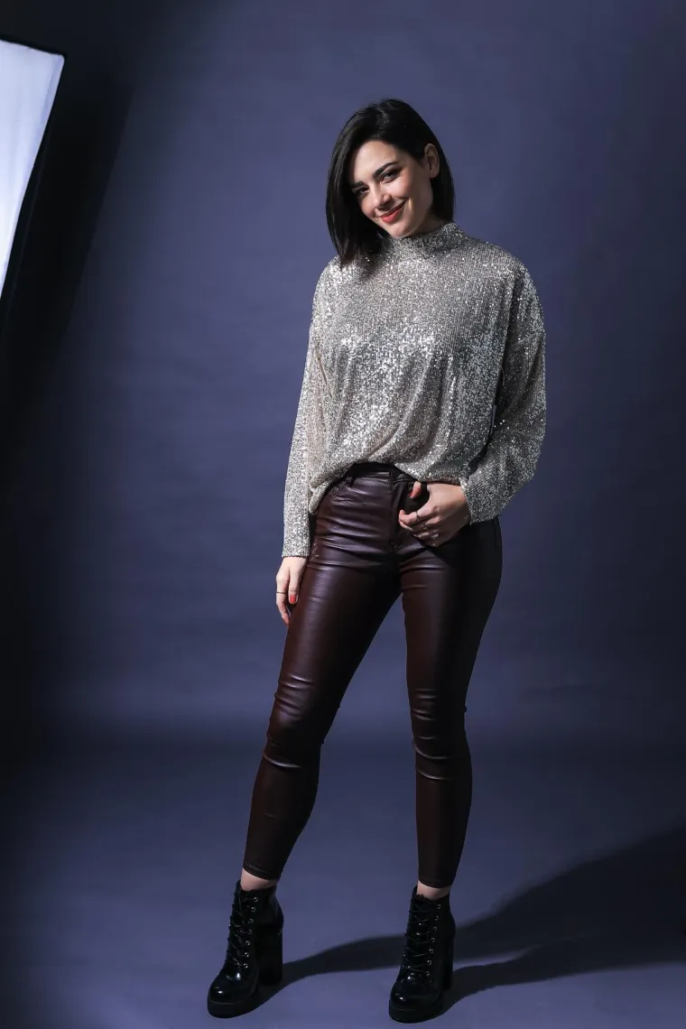 Mia Dim&scaron;ić napravila pomutnju na 'plavom' tepihu Eurosonga, zabljesnula je kao dijamant u skroz netipičnom izdanju za nju