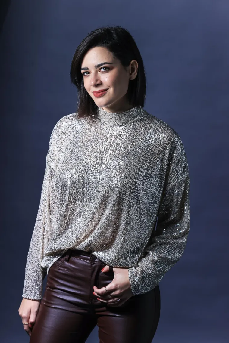 Mia Dim&scaron;ić napravila pomutnju na 'plavom' tepihu Eurosonga, zabljesnula je kao dijamant u skroz netipičnom izdanju za nju