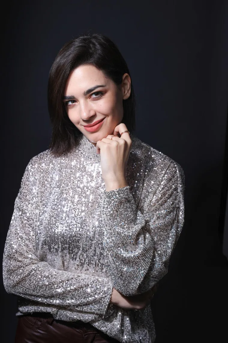 Mia Dim&scaron;ić napravila pomutnju na 'plavom' tepihu Eurosonga, zabljesnula je kao dijamant u skroz netipičnom izdanju za nju