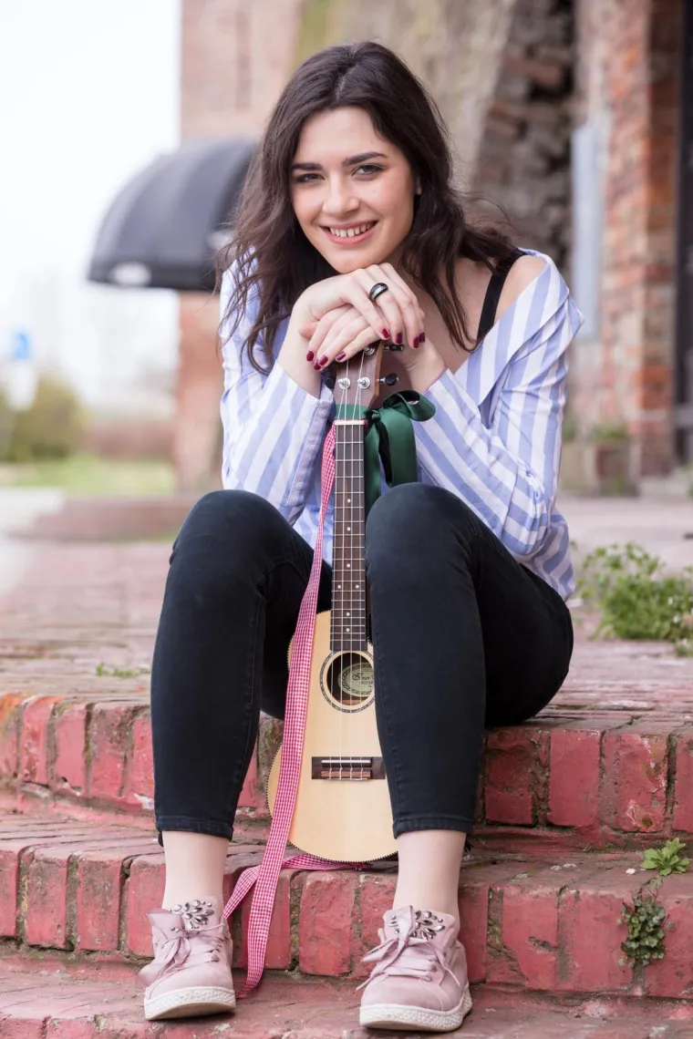 Mia Dim&scaron;ić napravila pomutnju na 'plavom' tepihu Eurosonga, zabljesnula je kao dijamant u skroz netipičnom izdanju za nju