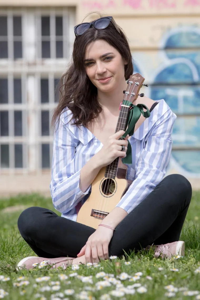 Mia Dim&scaron;ić napravila pomutnju na 'plavom' tepihu Eurosonga, zabljesnula je kao dijamant u skroz netipičnom izdanju za nju