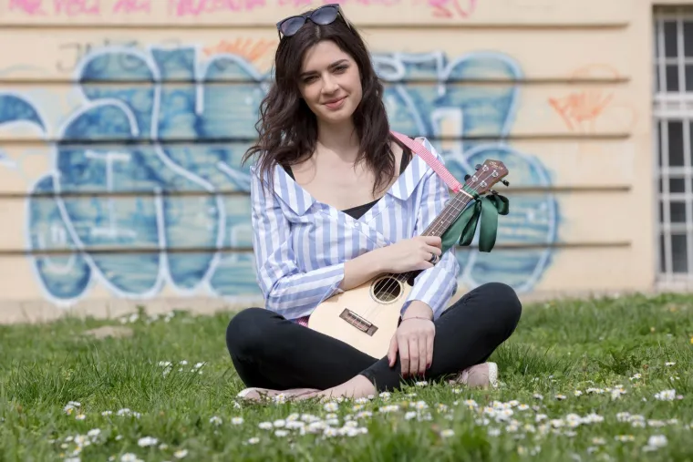 Mia Dim&scaron;ić napravila pomutnju na 'plavom' tepihu Eurosonga, zabljesnula je kao dijamant u skroz netipičnom izdanju za nju