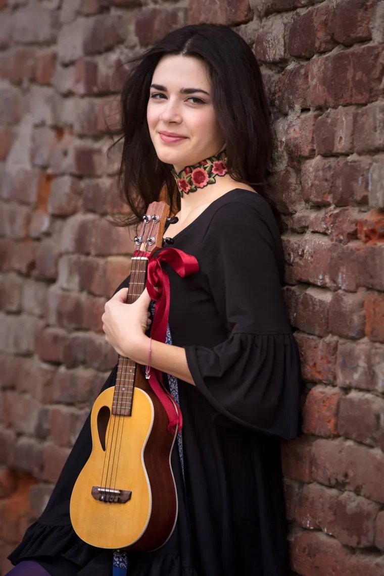 Mia Dim&scaron;ić napravila pomutnju na 'plavom' tepihu Eurosonga, zabljesnula je kao dijamant u skroz netipičnom izdanju za nju