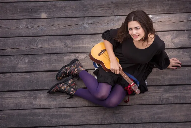 Mia Dim&scaron;ić napravila pomutnju na 'plavom' tepihu Eurosonga, zabljesnula je kao dijamant u skroz netipičnom izdanju za nju