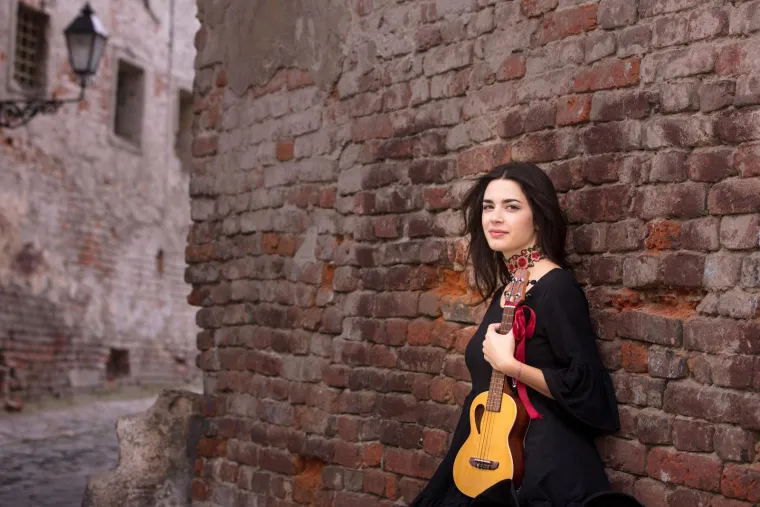 Mia Dim&scaron;ić napravila pomutnju na 'plavom' tepihu Eurosonga, zabljesnula je kao dijamant u skroz netipičnom izdanju za nju