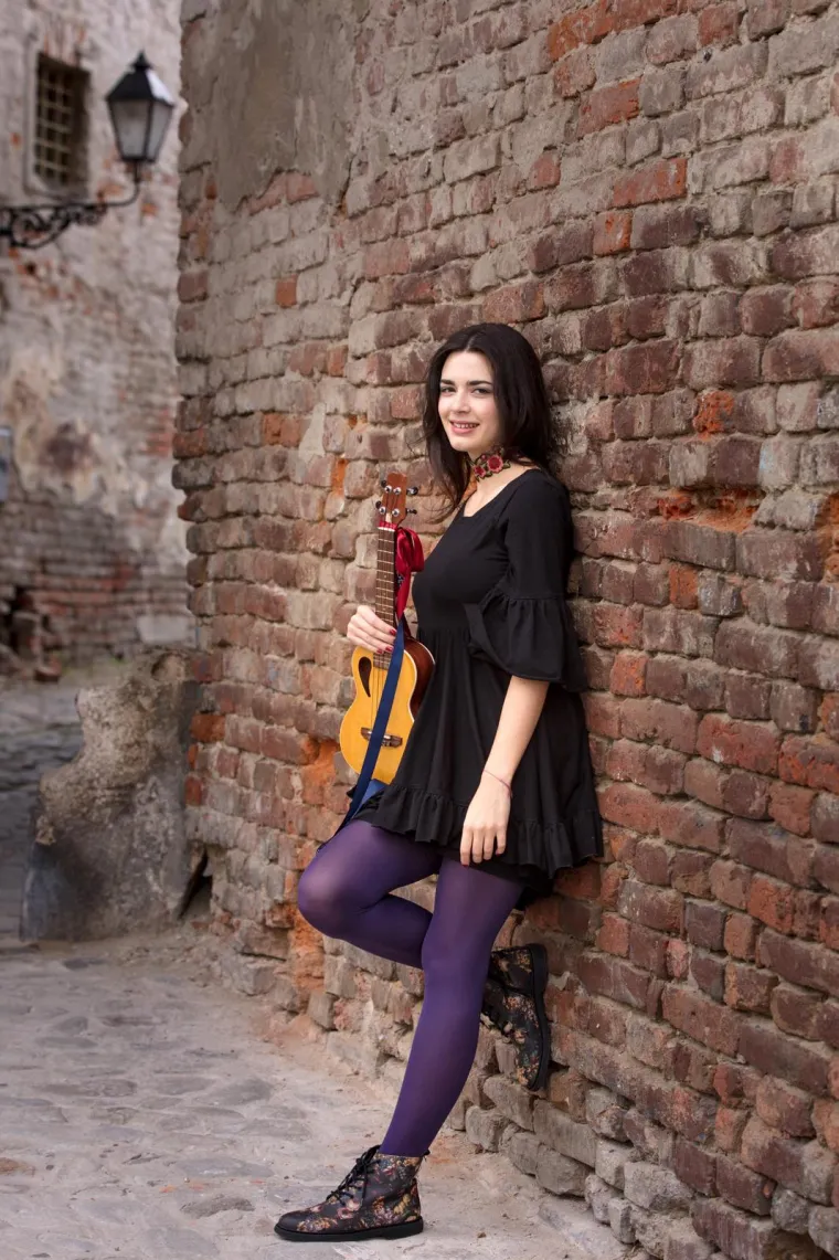 Mia Dim&scaron;ić napravila pomutnju na 'plavom' tepihu Eurosonga, zabljesnula je kao dijamant u skroz netipičnom izdanju za nju