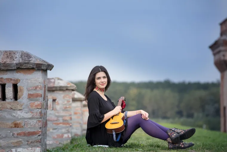 Mia Dim&scaron;ić napravila pomutnju na 'plavom' tepihu Eurosonga, zabljesnula je kao dijamant u skroz netipičnom izdanju za nju