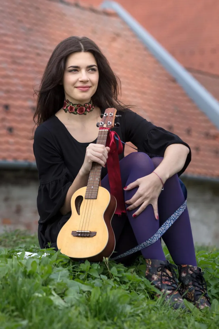 Mia Dim&scaron;ić napravila pomutnju na 'plavom' tepihu Eurosonga, zabljesnula je kao dijamant u skroz netipičnom izdanju za nju