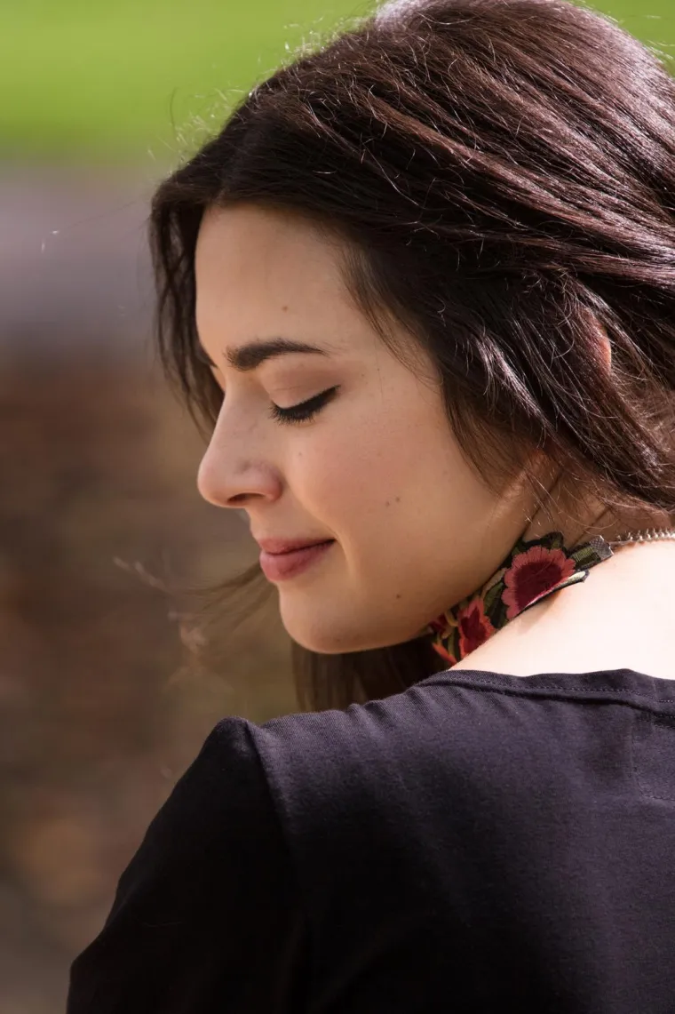 Mia Dim&scaron;ić napravila pomutnju na 'plavom' tepihu Eurosonga, zabljesnula je kao dijamant u skroz netipičnom izdanju za nju