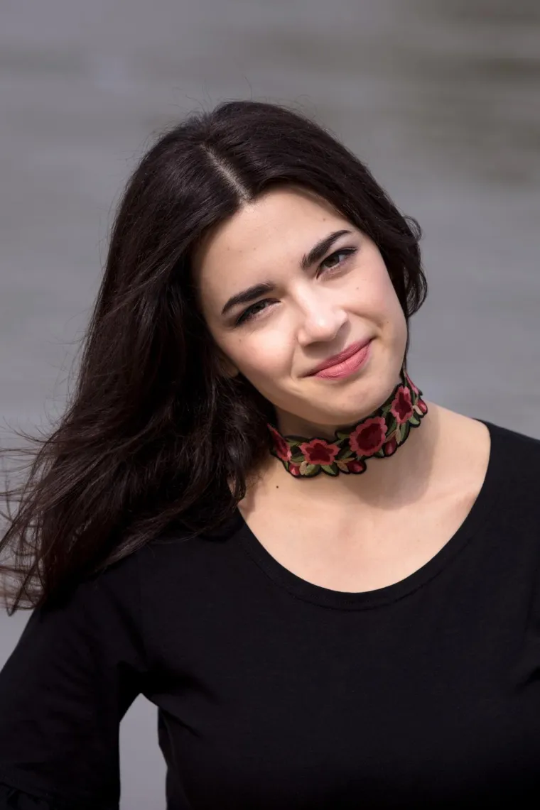 Mia Dim&scaron;ić napravila pomutnju na 'plavom' tepihu Eurosonga, zabljesnula je kao dijamant u skroz netipičnom izdanju za nju