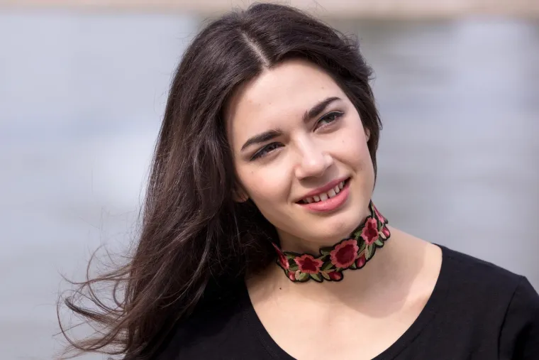 Mia Dim&scaron;ić napravila pomutnju na 'plavom' tepihu Eurosonga, zabljesnula je kao dijamant u skroz netipičnom izdanju za nju