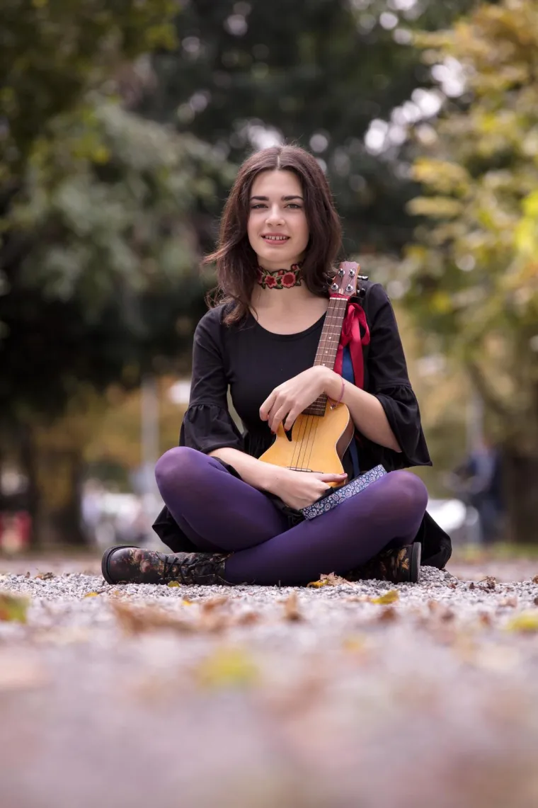 Mia Dim&scaron;ić napravila pomutnju na 'plavom' tepihu Eurosonga, zabljesnula je kao dijamant u skroz netipičnom izdanju za nju