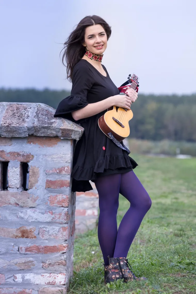 Mia Dim&scaron;ić napravila pomutnju na 'plavom' tepihu Eurosonga, zabljesnula je kao dijamant u skroz netipičnom izdanju za nju