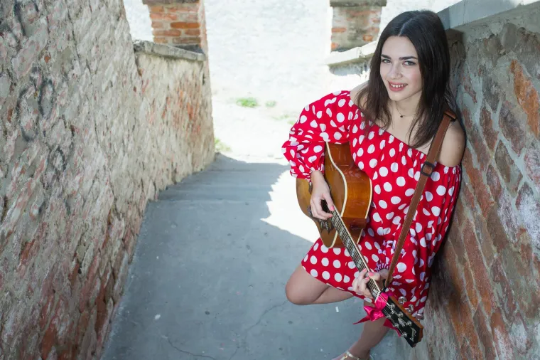 Mia Dim&scaron;ić napravila pomutnju na 'plavom' tepihu Eurosonga, zabljesnula je kao dijamant u skroz netipičnom izdanju za nju