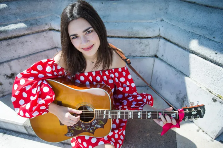 Mia Dim&scaron;ić napravila pomutnju na 'plavom' tepihu Eurosonga, zabljesnula je kao dijamant u skroz netipičnom izdanju za nju