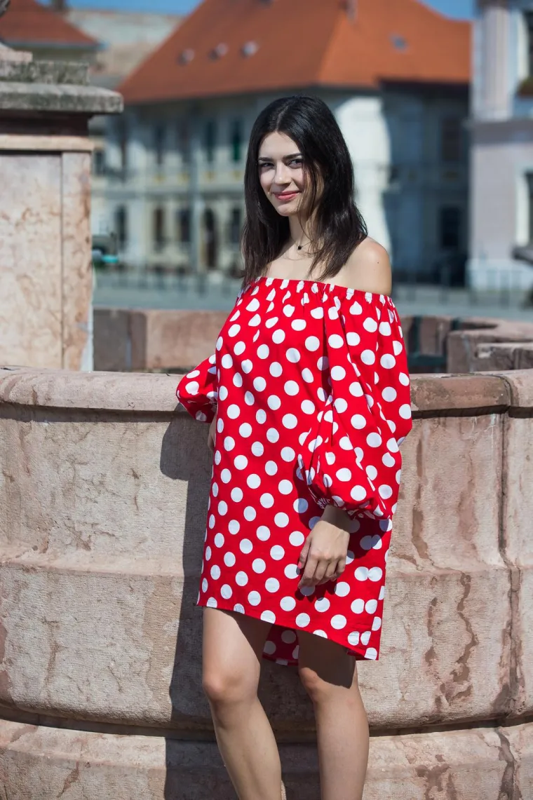 Mia Dim&scaron;ić napravila pomutnju na 'plavom' tepihu Eurosonga, zabljesnula je kao dijamant u skroz netipičnom izdanju za nju