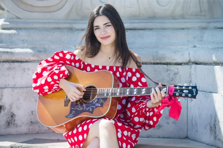 Mia Dim&scaron;ić napravila pomutnju na 'plavom' tepihu Eurosonga, zabljesnula je kao dijamant u skroz netipičnom izdanju za nju