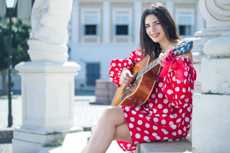 Mia Dim&scaron;ić napravila pomutnju na 'plavom' tepihu Eurosonga, zabljesnula je kao dijamant u skroz netipičnom izdanju za nju