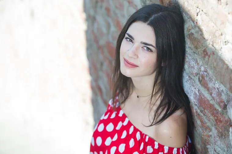 Mia Dim&scaron;ić napravila pomutnju na 'plavom' tepihu Eurosonga, zabljesnula je kao dijamant u skroz netipičnom izdanju za nju