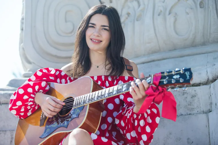 Mia Dim&scaron;ić napravila pomutnju na 'plavom' tepihu Eurosonga, zabljesnula je kao dijamant u skroz netipičnom izdanju za nju