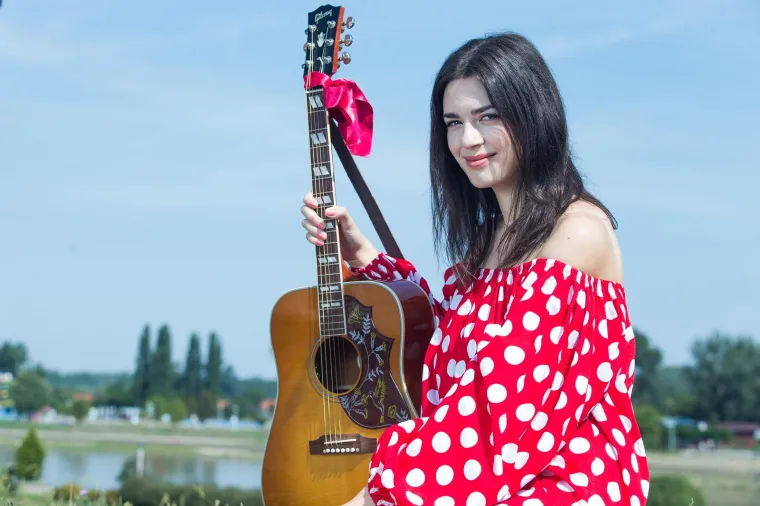 Mia Dim&scaron;ić napravila pomutnju na 'plavom' tepihu Eurosonga, zabljesnula je kao dijamant u skroz netipičnom izdanju za nju