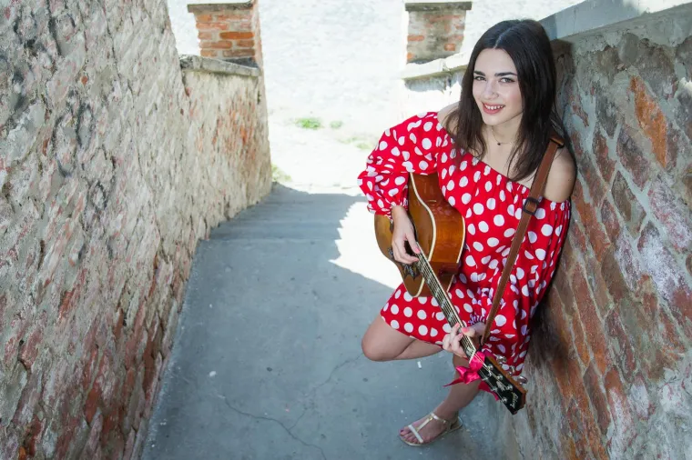 Mia Dim&scaron;ić napravila pomutnju na 'plavom' tepihu Eurosonga, zabljesnula je kao dijamant u skroz netipičnom izdanju za nju